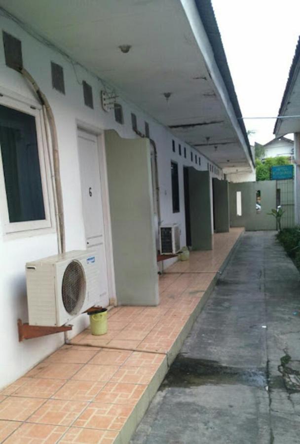 Oyo 90865 Hotel Kusuma Purwakarta Karawang Exterior foto