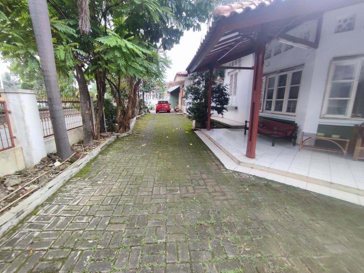 Oyo 90865 Hotel Kusuma Purwakarta Karawang Exterior foto