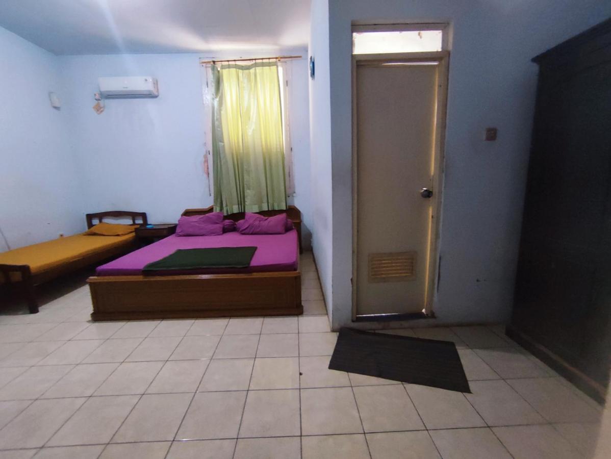 Oyo 90865 Hotel Kusuma Purwakarta Karawang Exterior foto